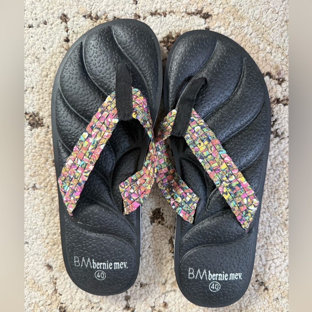 NWOT BERNIE MEV MULTICOLORED SANDAL, SIZE 40